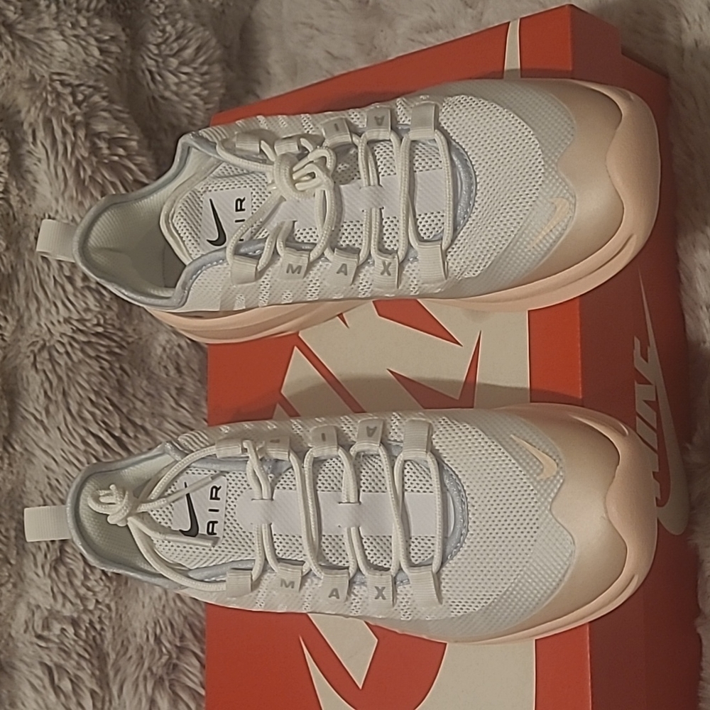 Nike Air Max Axis women size 9